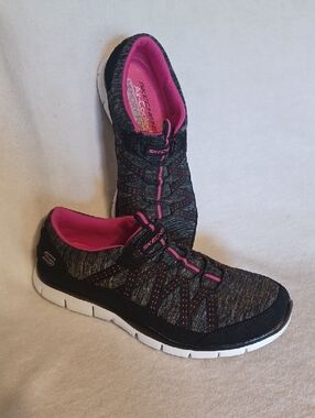 Skechers Black & Pink Slip-On Athletic Sneakers with White Sole Size 7